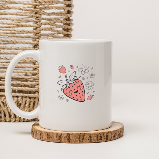 Mug au ton pastel orné de fraises en fleurs joyeuses dans un style naturel doux