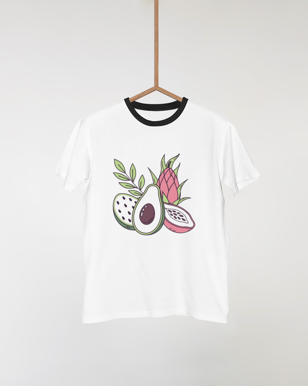 T-shirt coloré avec design avocat et fruit du dragon dans un style exotique vibrant