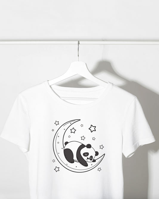 T-shirt avec panda mignon assoupi sur une lune dans un style kawaii et paisible