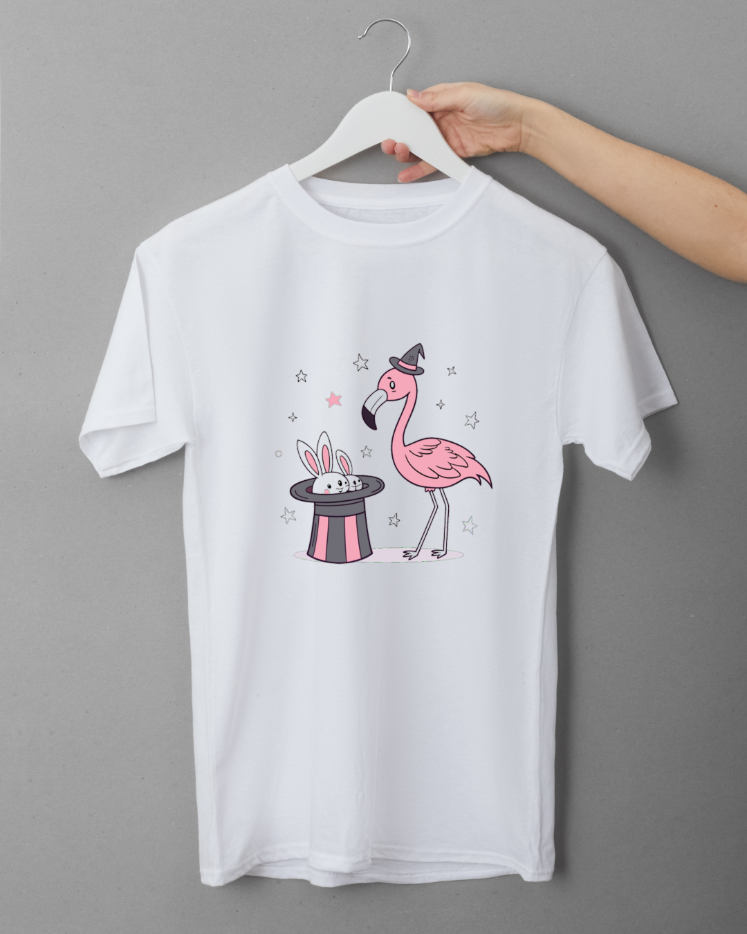 T-shirt pastel fantaisie avec flamant magicien et lapins cachés