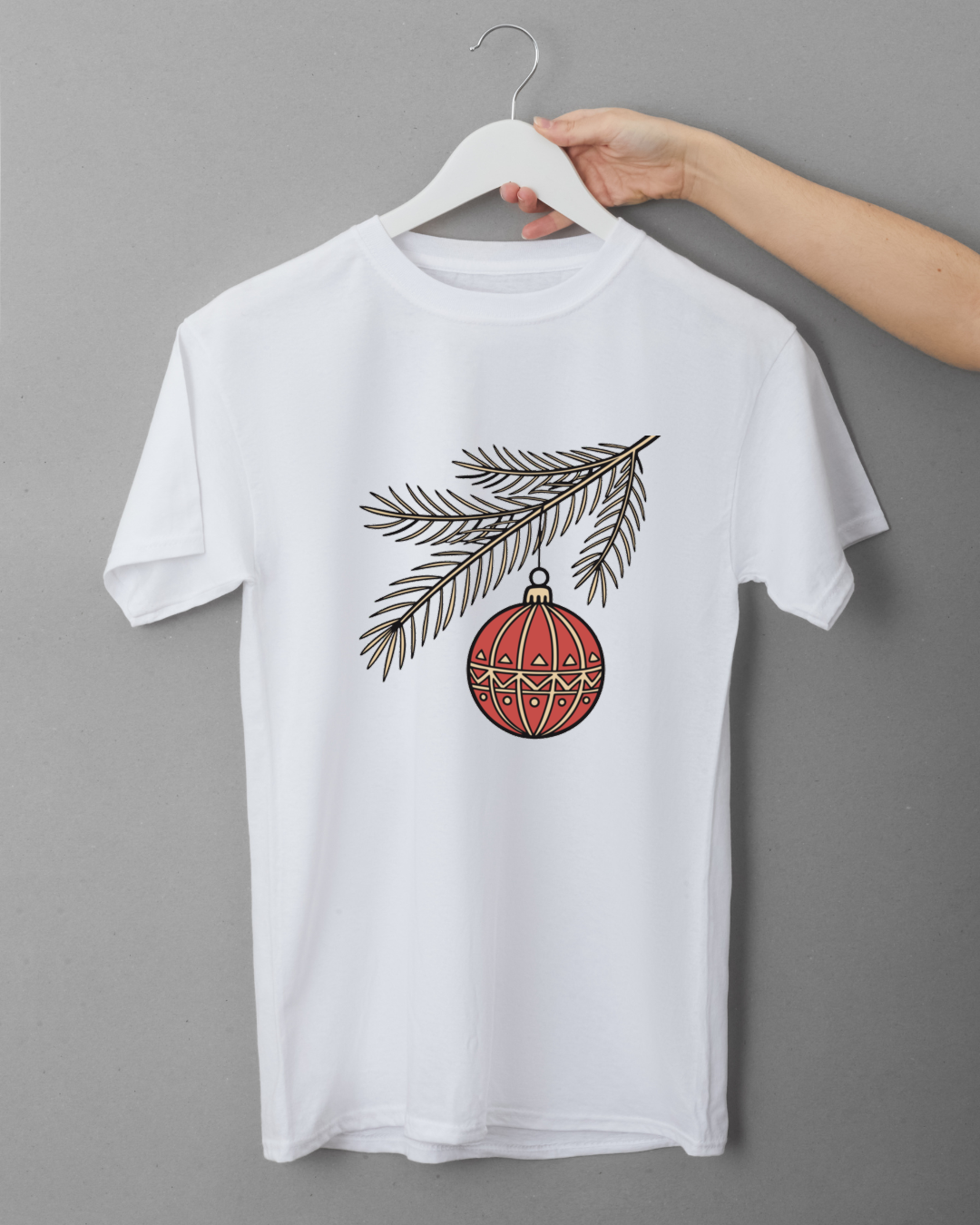 T-shirt avec élégante boule de Noël suspendue en design festif