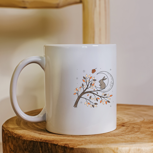 Mug rêveur automnal avec lapin assis sur lune enveloppé de feuilles enchantées