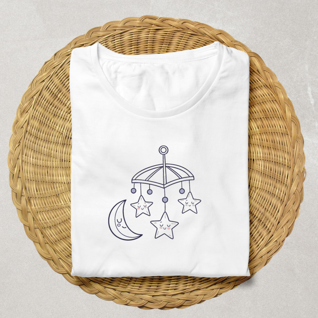 T-shirt illustré avec mobile kawaii, parfait pour enfants