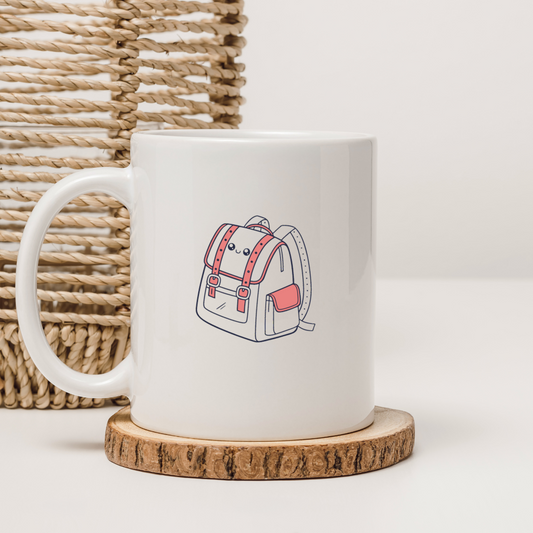 Mug blanc avec un dessin joyeux style doodle représentant un sac à dos coloré