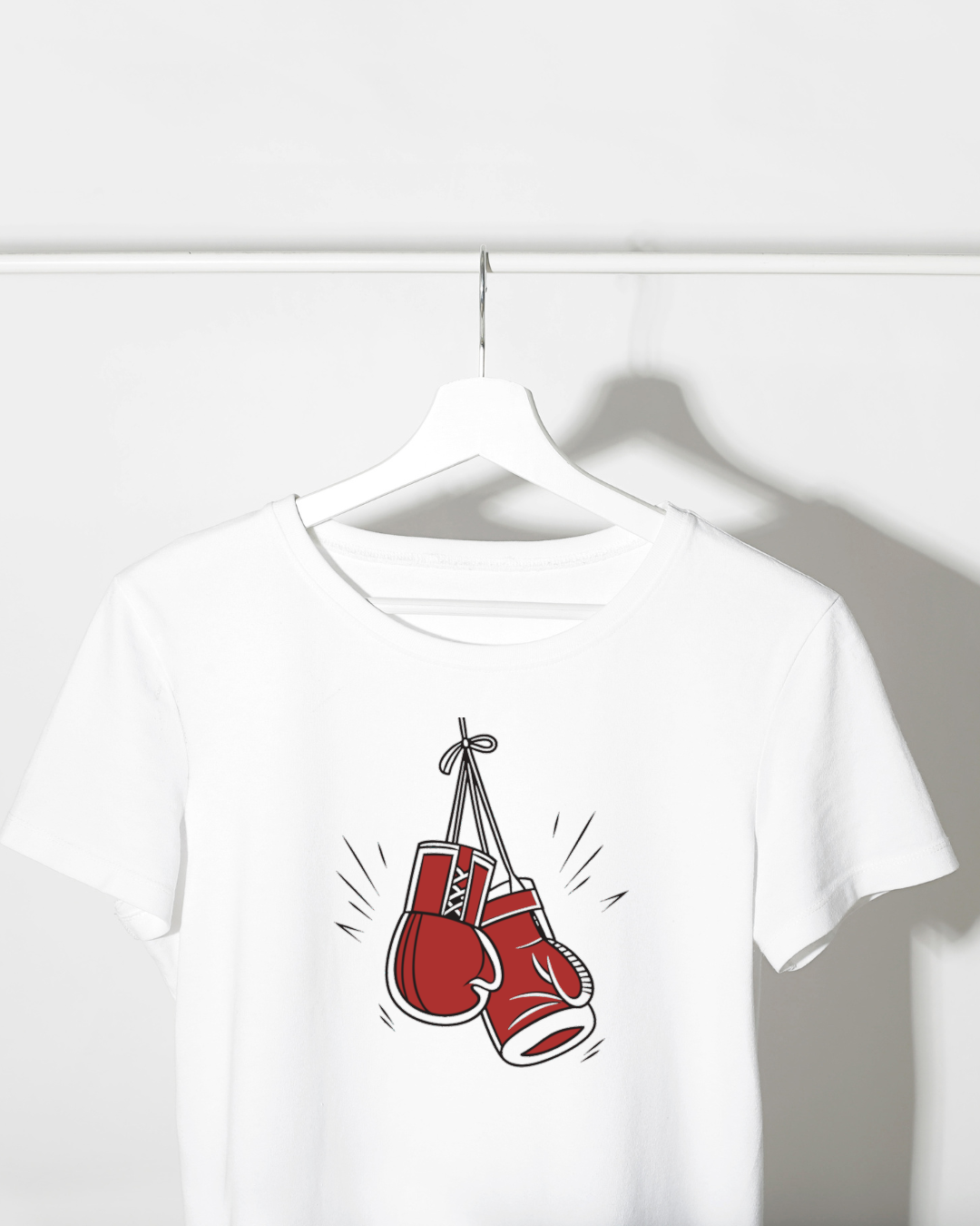T-shirt sportif avec gants de boxe suspendus en illustration dynamique