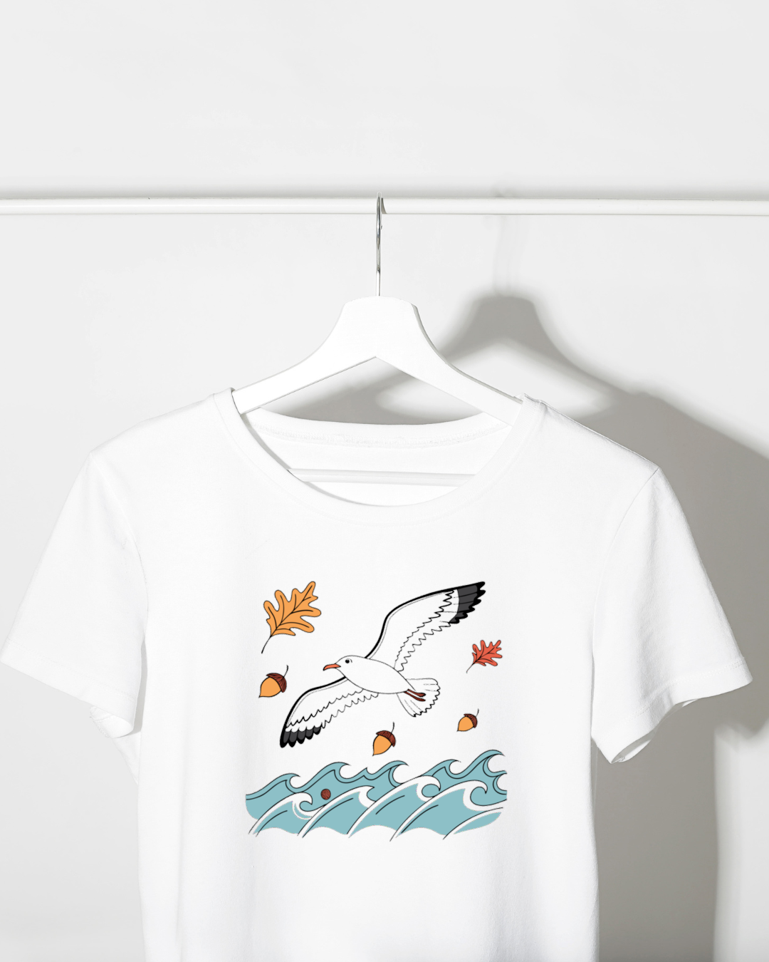 T-shirt automnal avec mouette élégante sur vague dans un style attractif et moderne