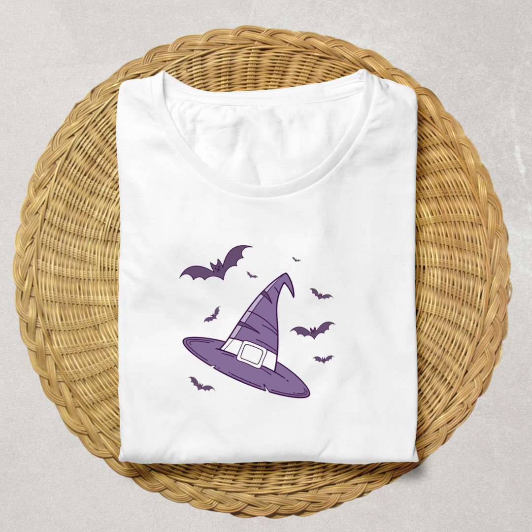 T-shirt décoré d'un doodle de chapeau de sorcière volant pour Halloween