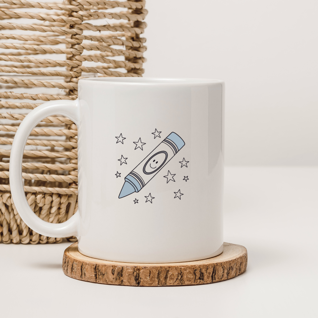 Mug décoré d’un crayon joyeux parmi les étoiles ajoutant une touche ludique et éducative