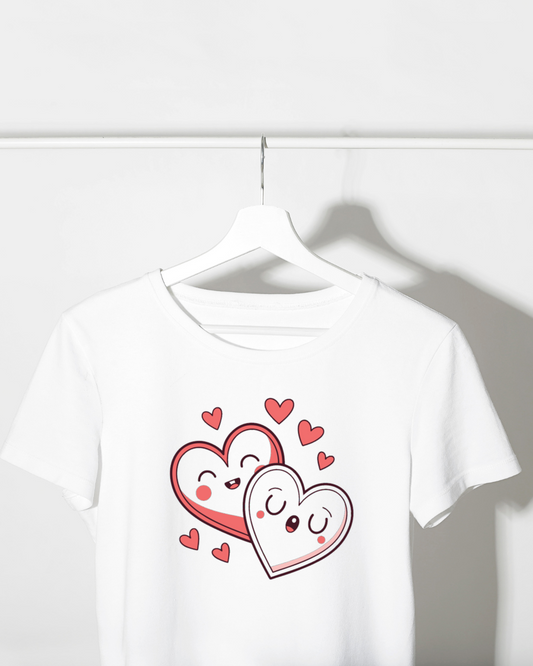 Design romantique de cœur sur t-shirt, parfait pour impression textile.