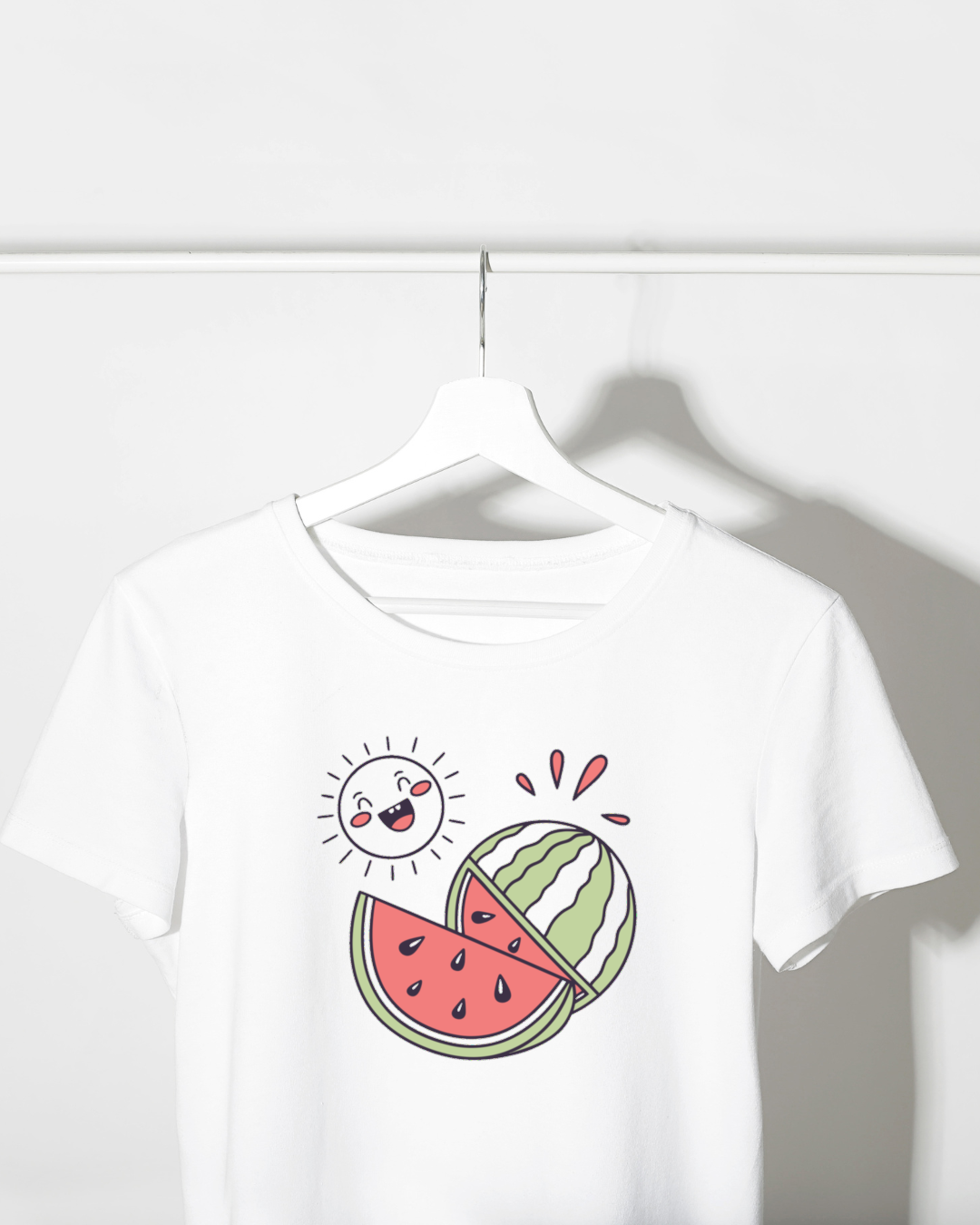 T-shirt estival avec motif stylisé de soleil joyeux et pastèque fracassée