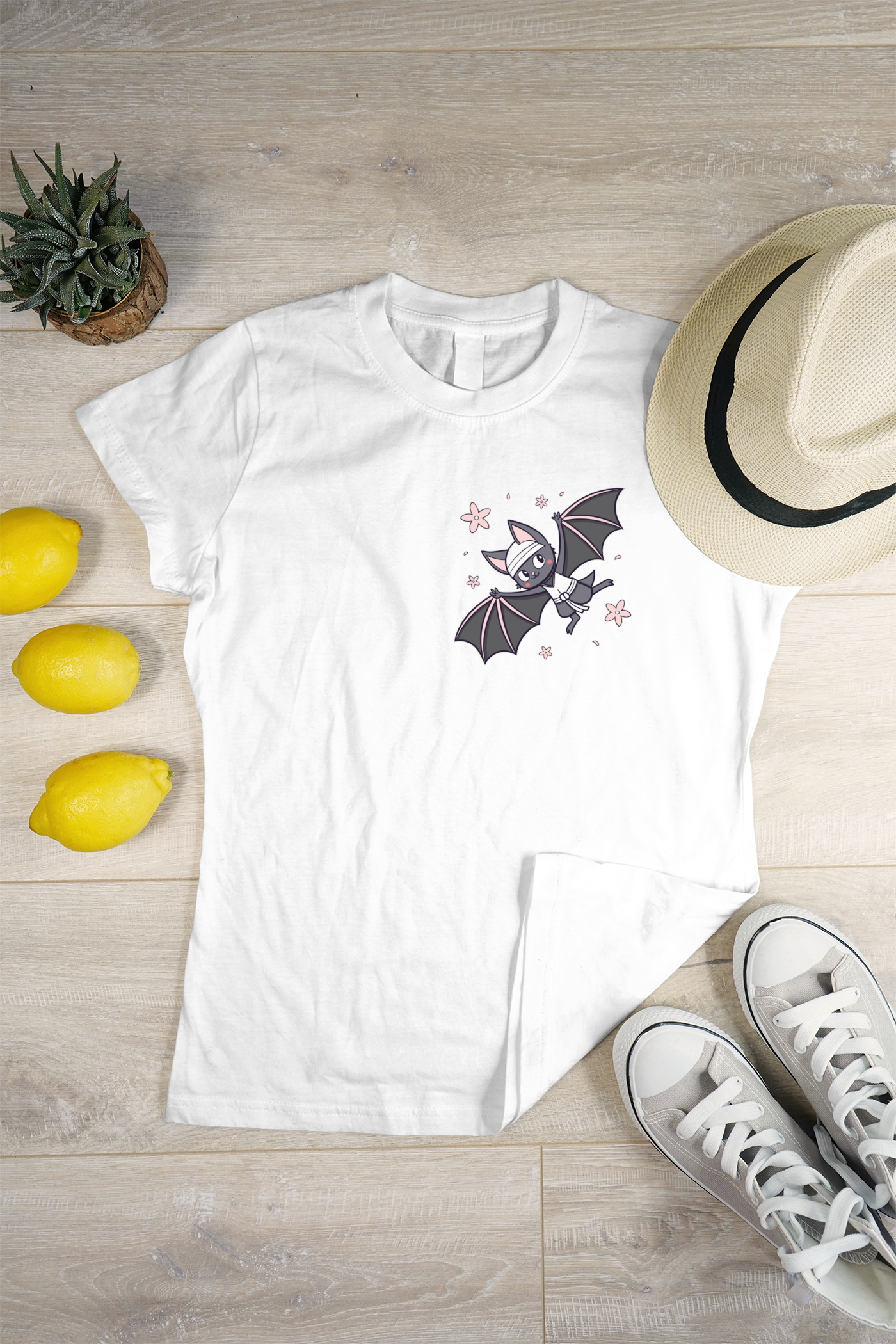 T-shirt mettant en scène une chauve-souris joyeuse dans un kimono au style kawaii