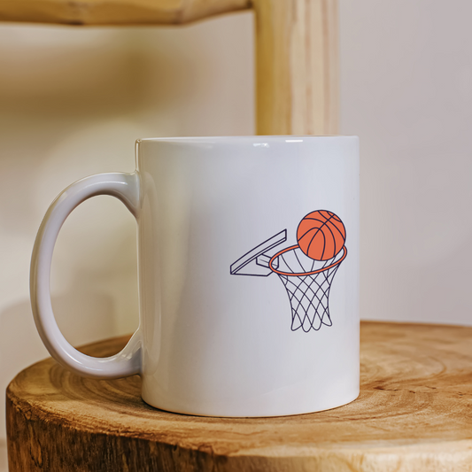 Mug avec visuel sportif coloré représentant un panier de basket énergique et moderne