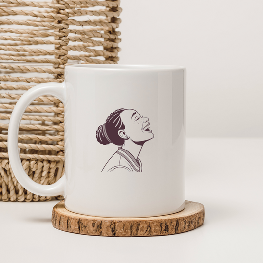 Mug avec portrait en monochrome d'une femme souriante dotée d'un chignon élégant
