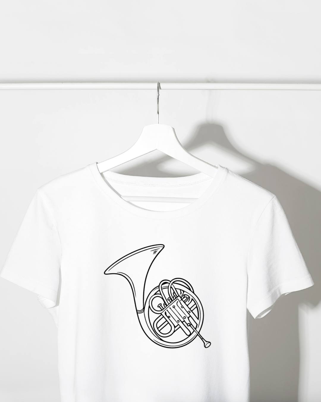 T-shirt style décontracté avec art numérique de cor français captivant