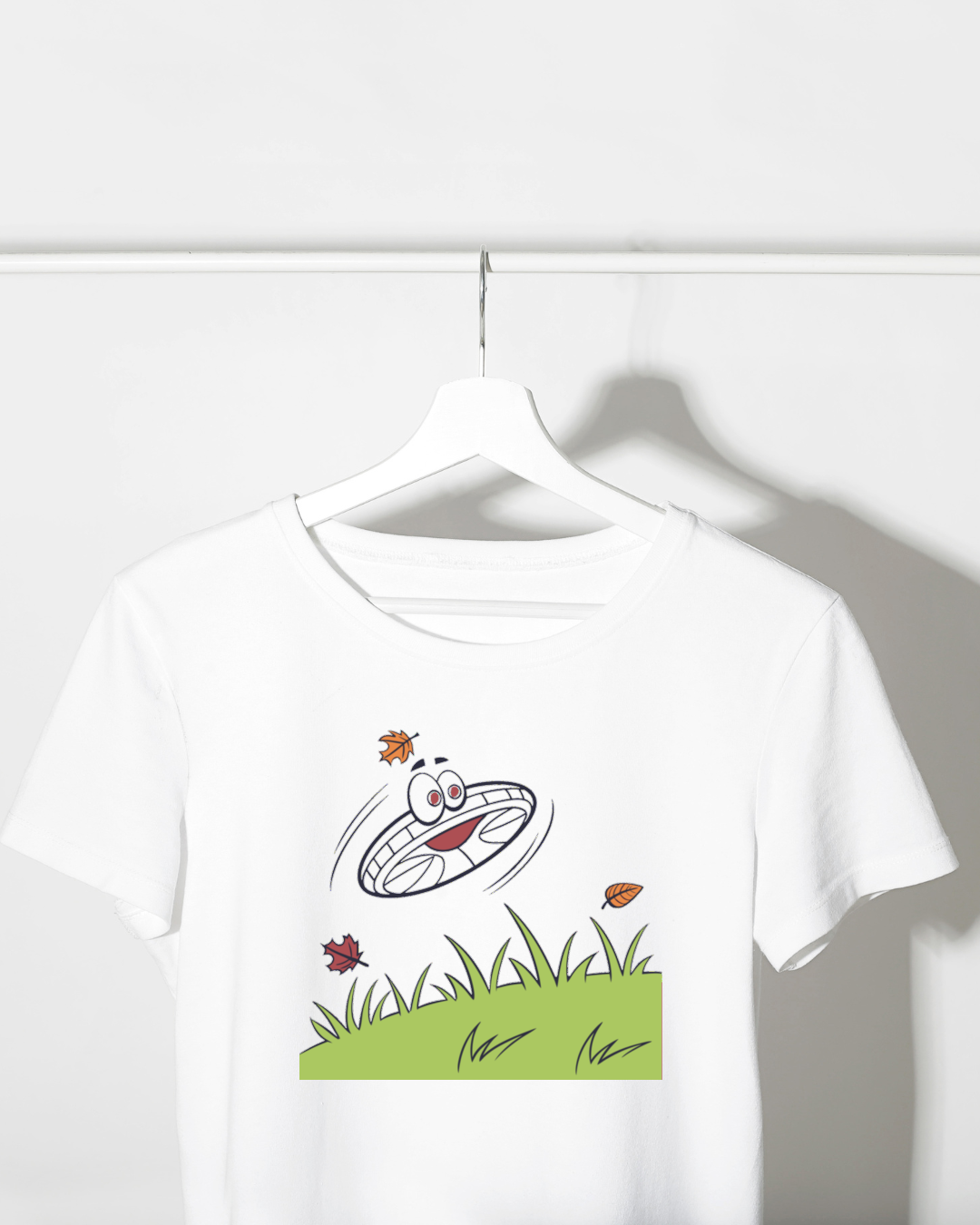T-shirt avec doodle de frisbee souriant en plein vol, style aventure ludique