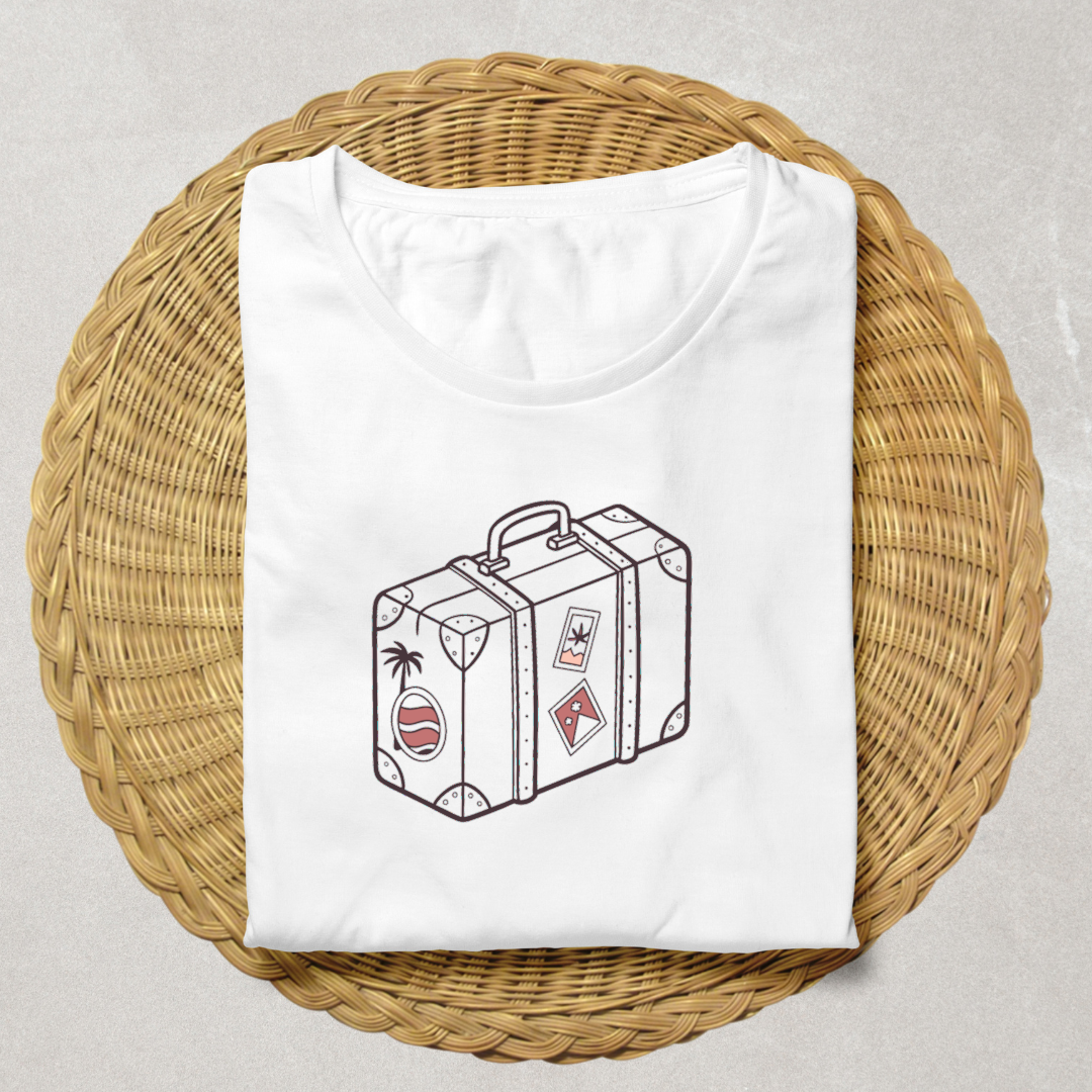 T-shirt tendance avec valise pastel, ambiance aventure, prêt pour le voyage