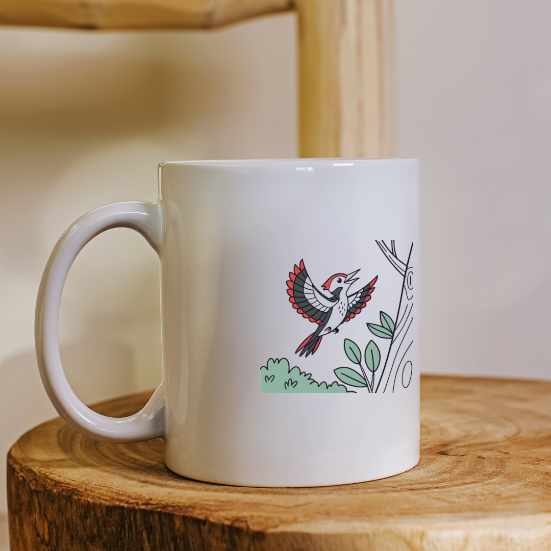 Mug avec motif graphique de pic épeiche stylisé dans une ambiance naturelle apaisante