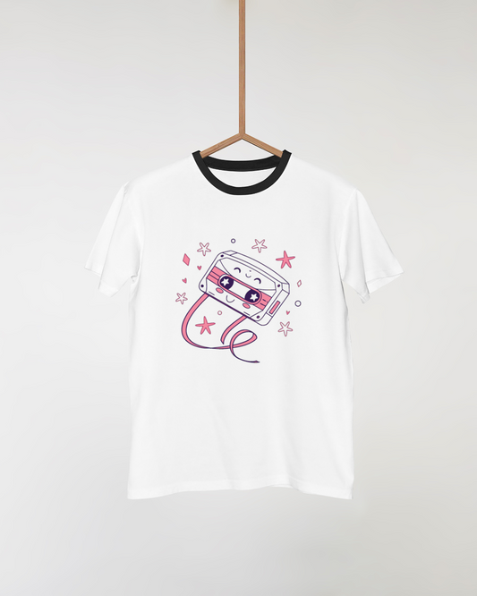 Motif kawaii de cassette sur t-shirt, idéal pour des looks amusants