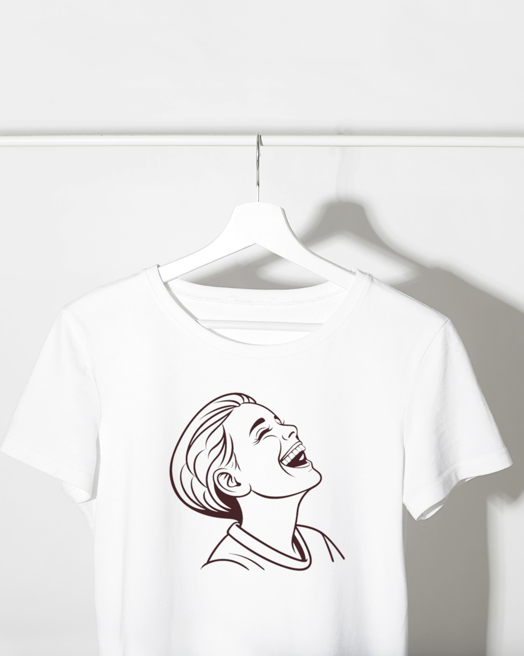 T-shirt avec dessin enfant souriant en noir et blanc ambiance joyeuse et éclatante