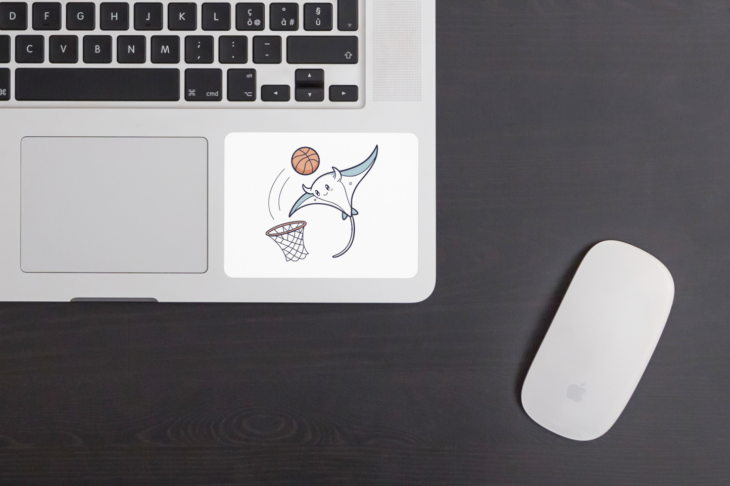 Sticker aventure avec raie manta jouant au basket dans un style minimaliste