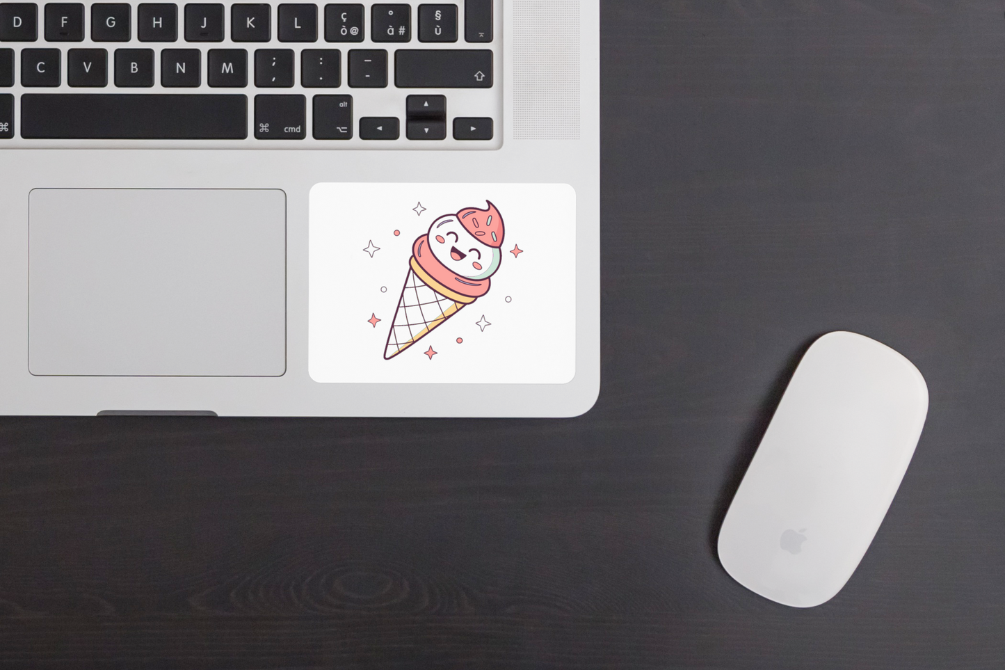 Sticker décoratif au design kawaii avec une glace souriante, parfait pour l'été