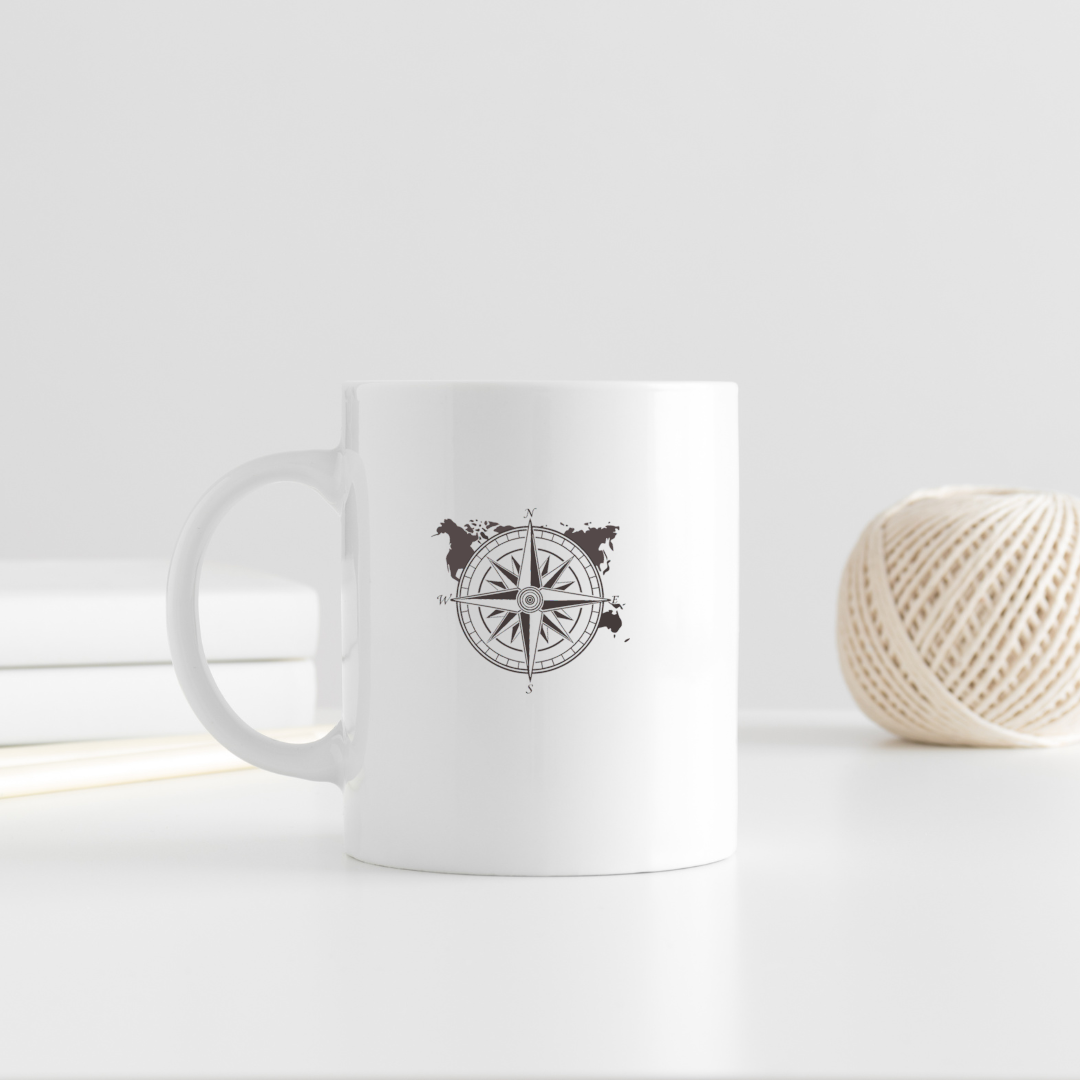 Mug décoré d'une élégante boussole vintage évoquant l'esprit d'aventure