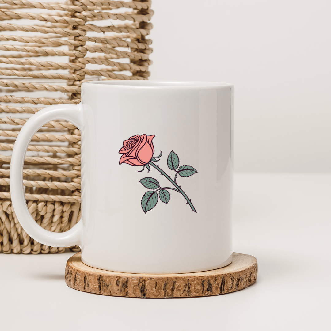 Mug avec motif floral illustratif.