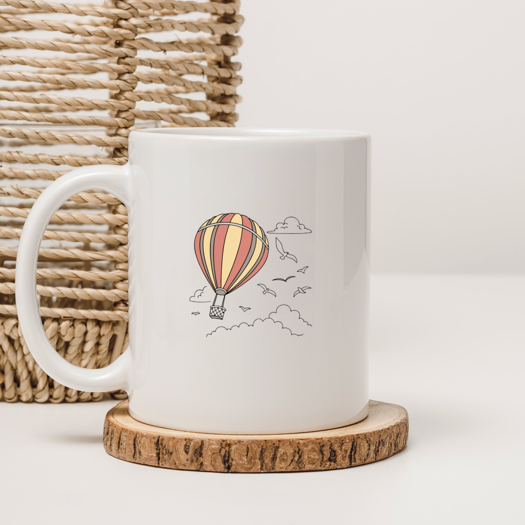 Mug décoré d'une montgolfière dessin style doodle pour des aventures aériennes