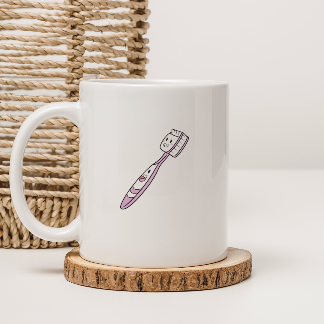 Mug blanc avec brosse à dents souriante sur fond pastel, ambiance salle de bain douce