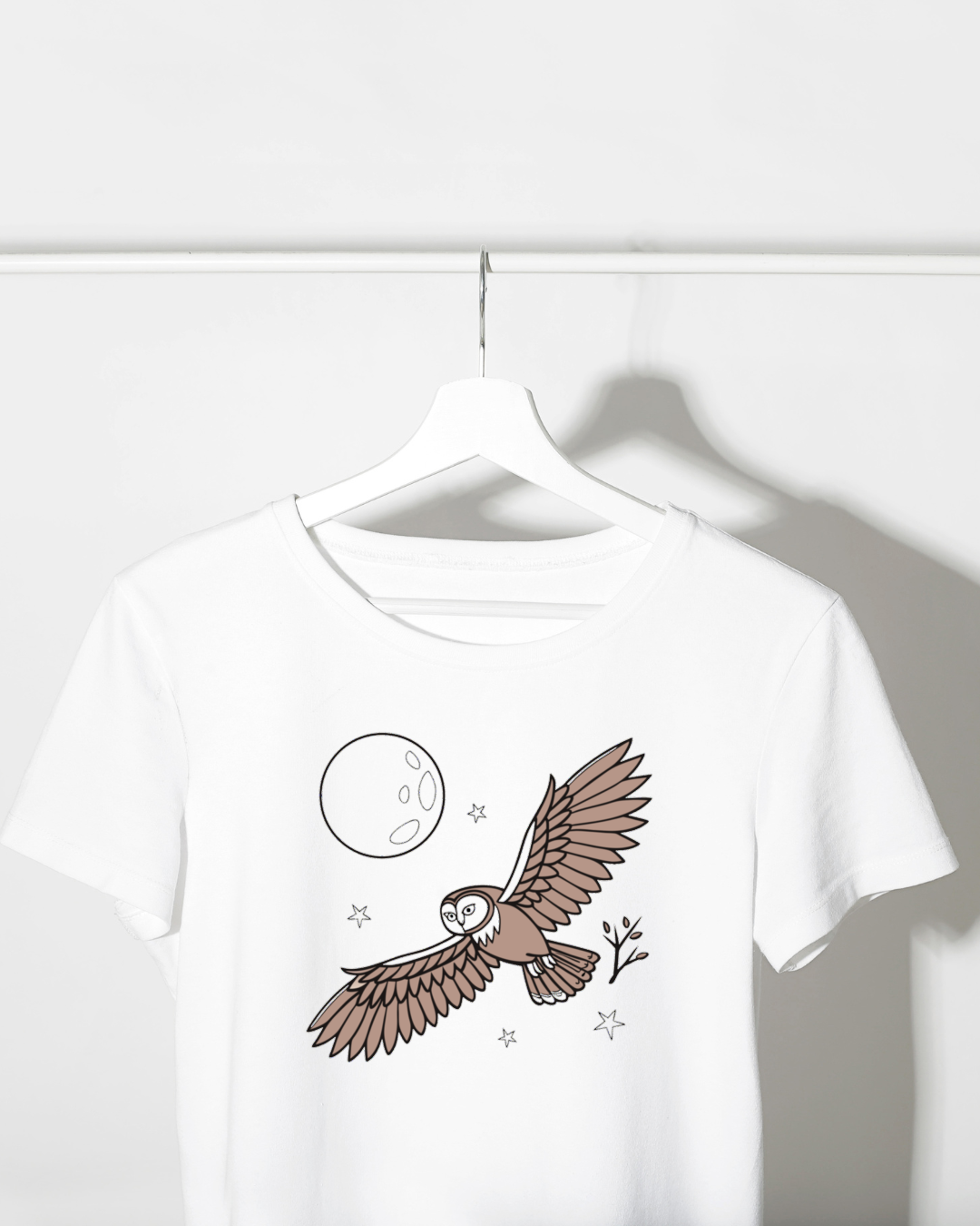 T-shirt avec chouette animée volant sous la lune dans un style nocturne mystique