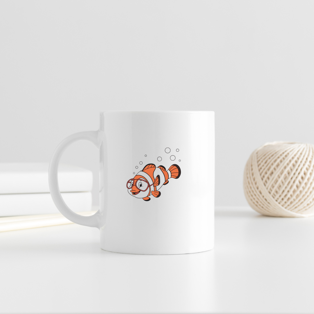 Mug avec un poisson-clown curieux nageant dans une aventure marine graphique