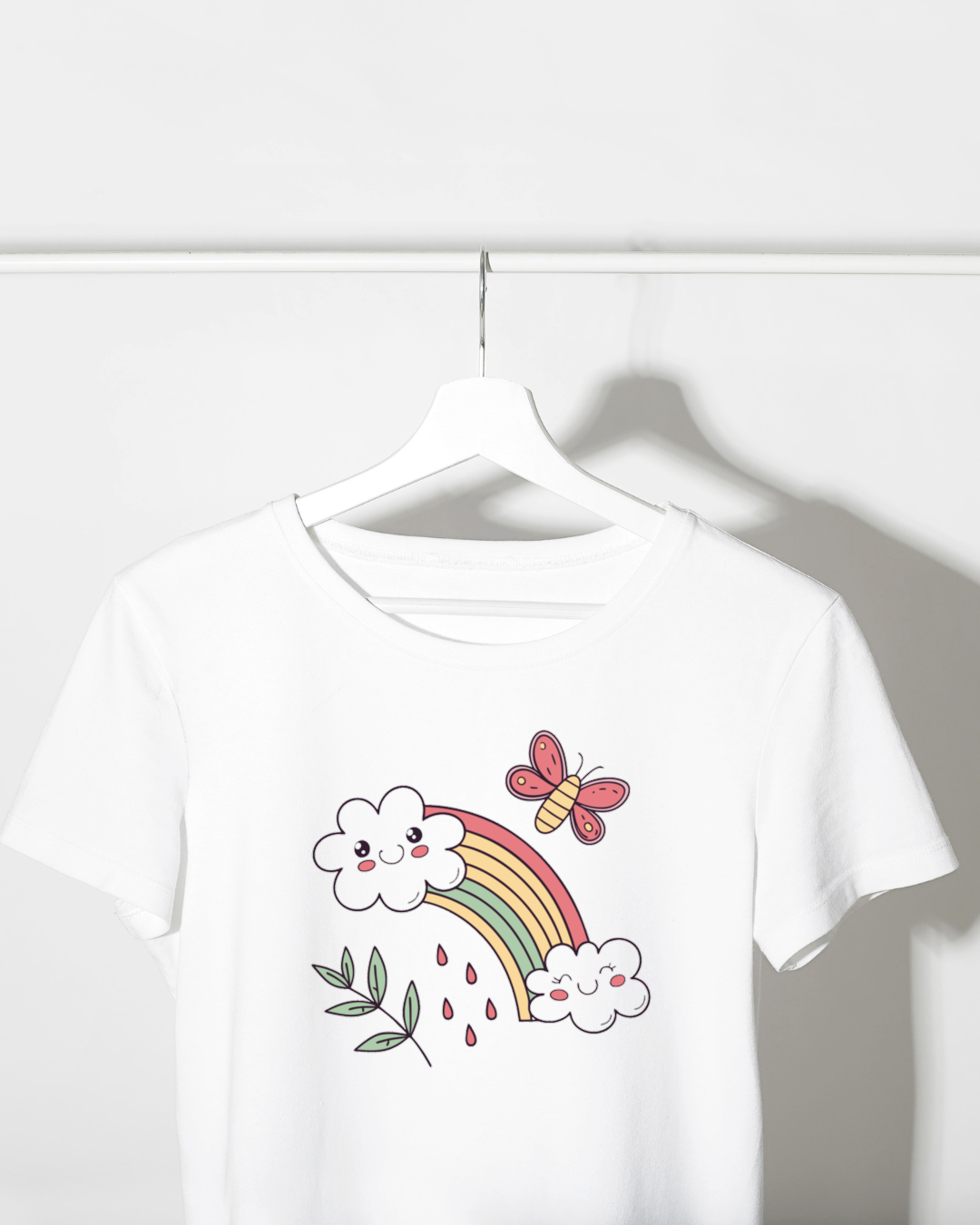 T-shirt kawaii avec un nuage joyeux et arc-en-ciel, ambiance printemps vibrant