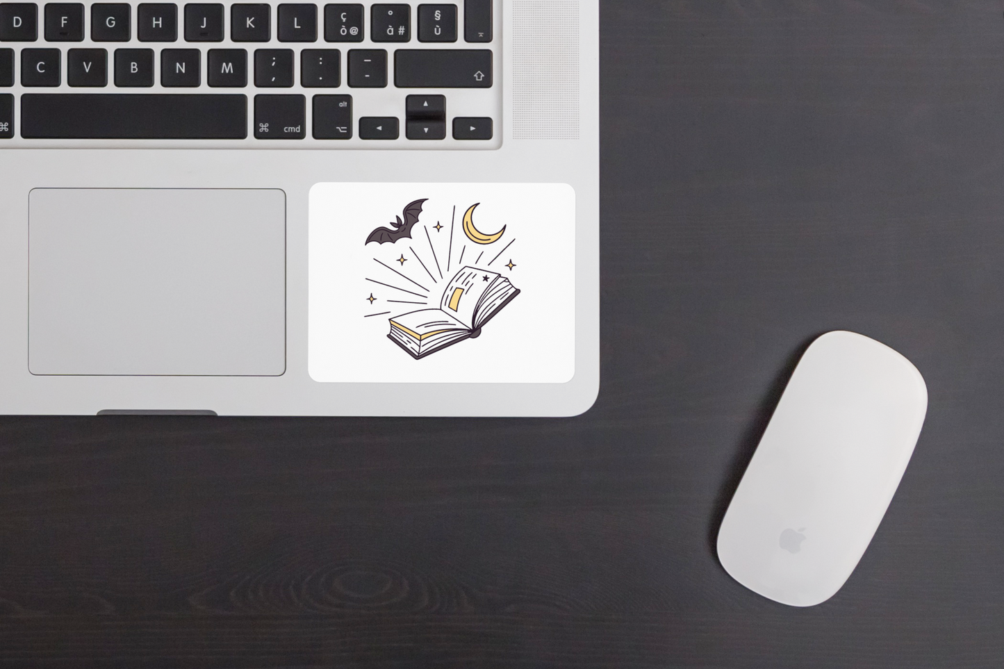 Sticker mystique affichant un livre magique ouvert avec style doodle captivant