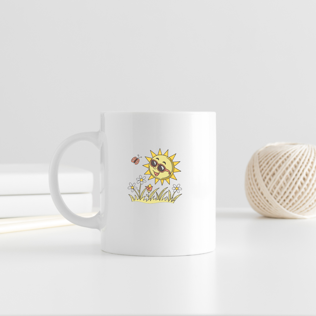 Mug avec un soleil cartoon portant des lunettes, style printanier coloré et joyeux