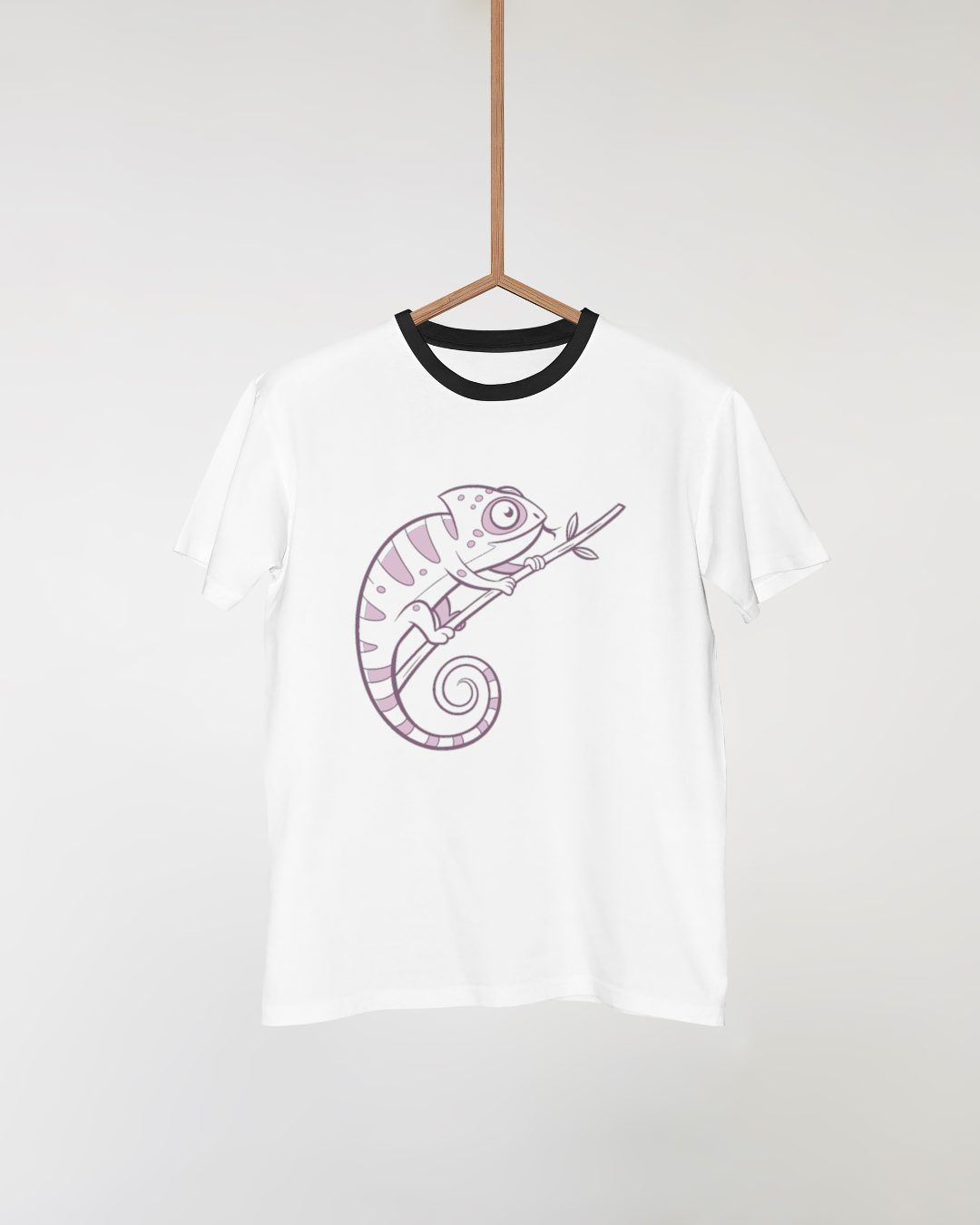 T-shirt avec motif de caméléon stylisé évoquant la jungle, design graphique unique