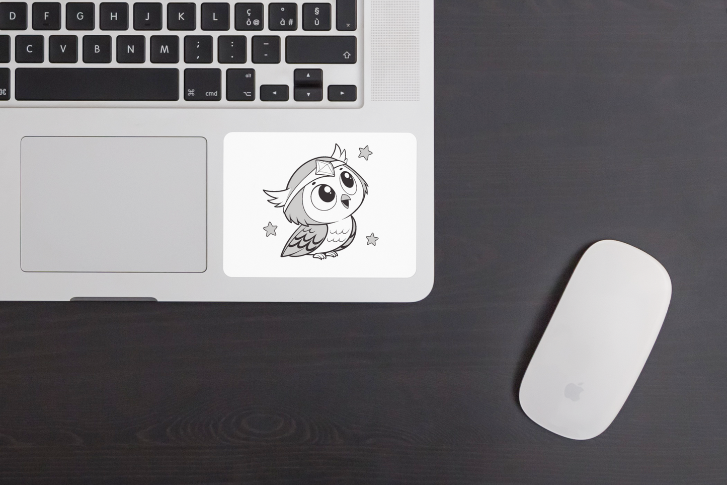 Sticker avec une chouette émerveillée en monochrome rêvant sous la nuit étoilée