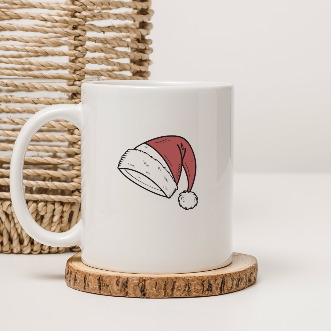 Mug en céramique avec un chapeau festif aux couleurs hivernales