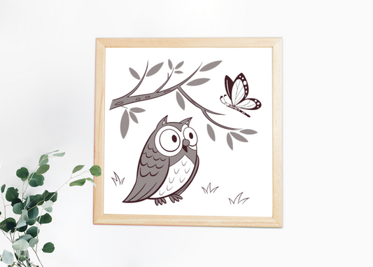 Cadre avec chouette curieuse et papillon style naturel minimaliste décoratif