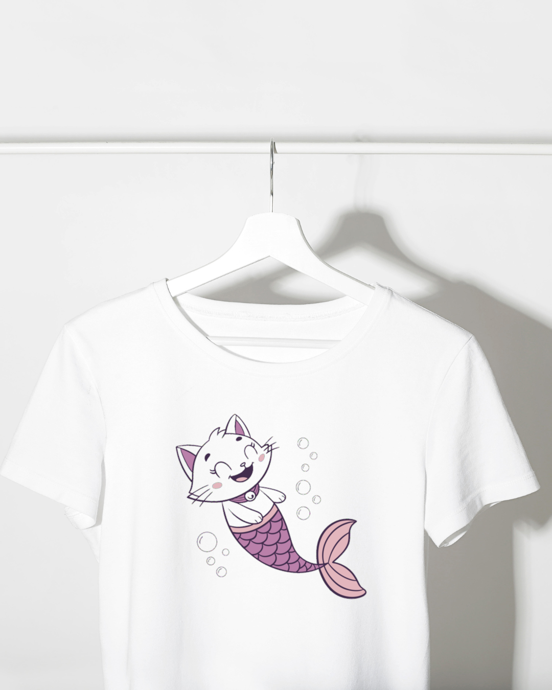 T-shirt avec chat sirène heureux style kawaii sur fond marin