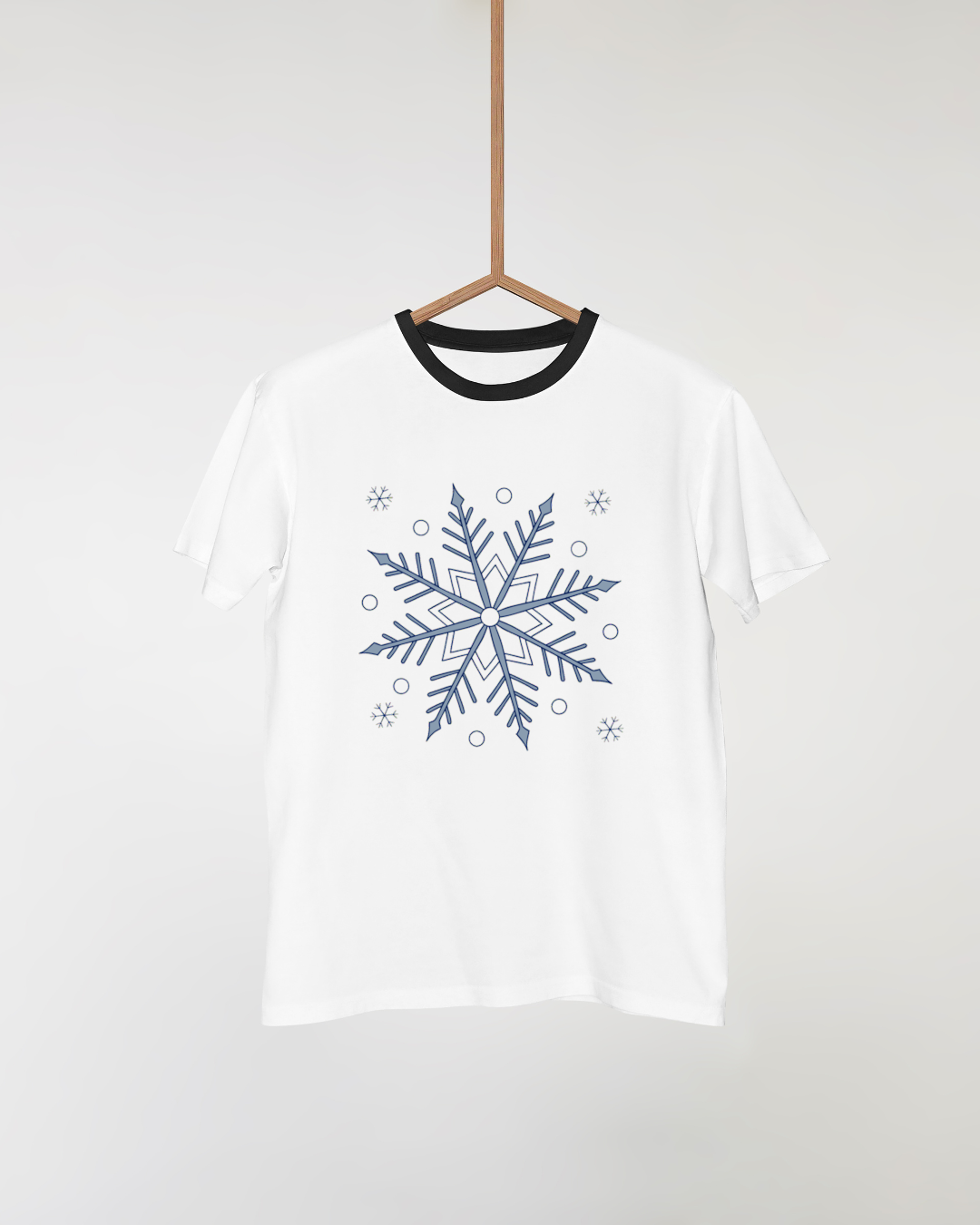 T-shirt hivernal avec un flocon stylisé éclatant au centre sur fond clair