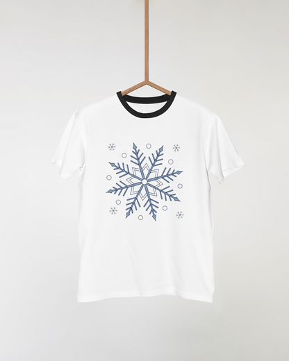 T-shirt hivernal avec un flocon stylisé éclatant au centre sur fond clair