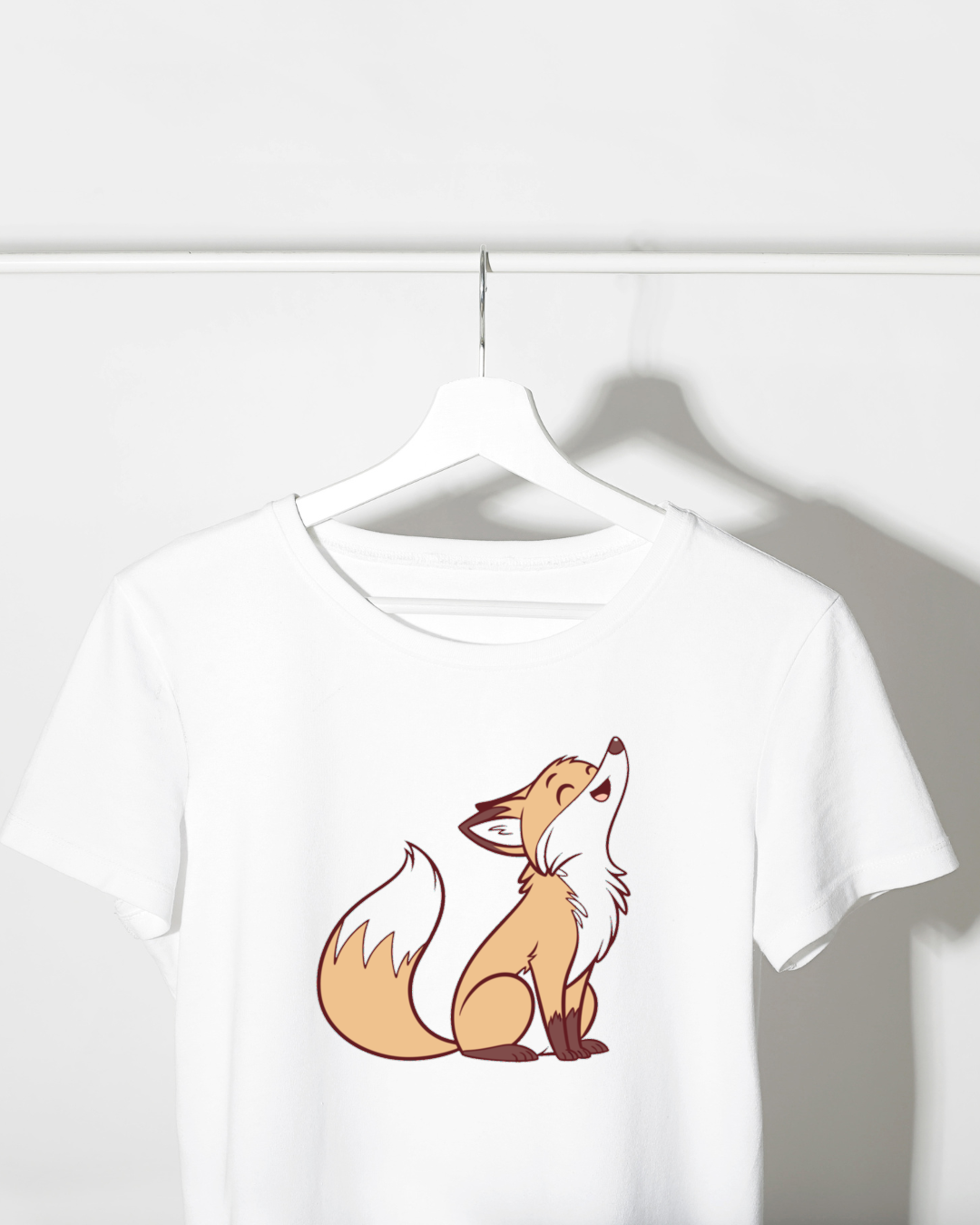 T-shirt avec renard rieur cartoon sur fond de nature paisible