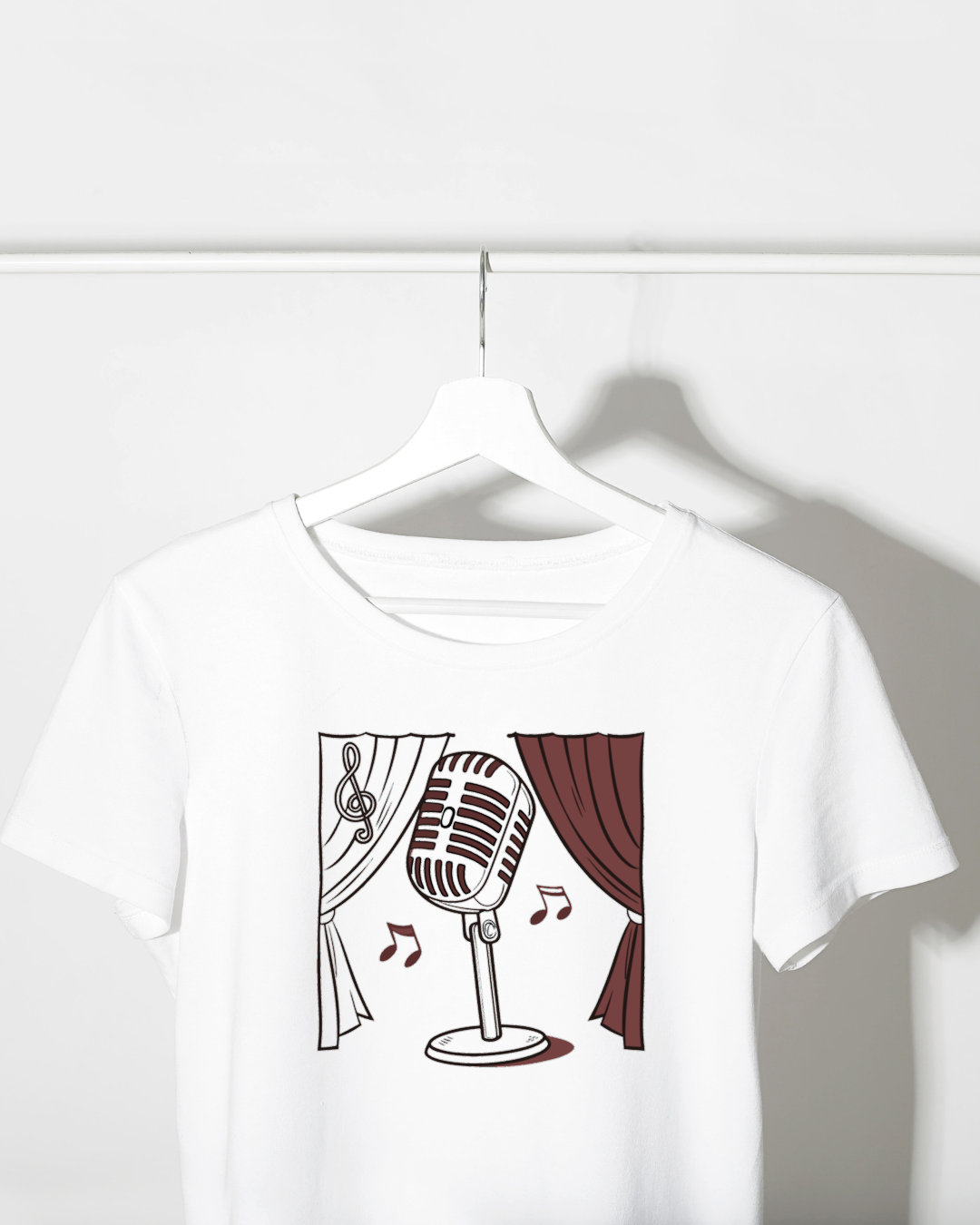 T-shirt avec micro rétro en style classique vectoriel sur fond musical