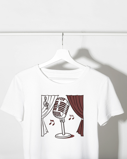 T-shirt avec micro rétro en style classique vectoriel sur fond musical