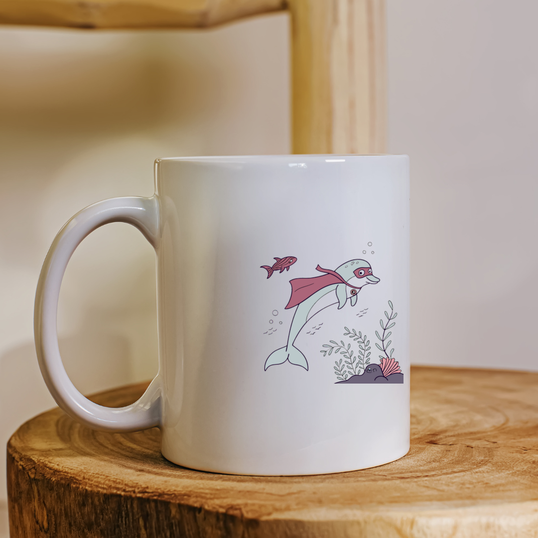Mug décoré d'un dauphin superhéros cartoon en pleine aventure océanique