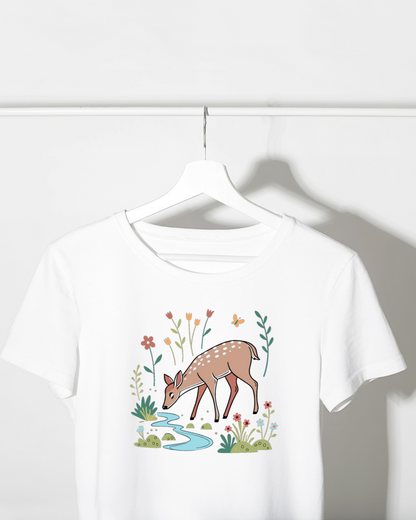 T-shirt avec faon buvant curieux en style pastel sur fond nature