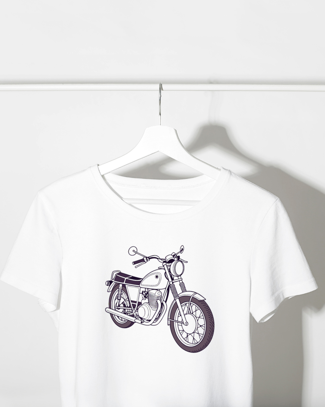 Motif Yamaha XS650 1969 sur t-shirt, pour les passionnés de moto.