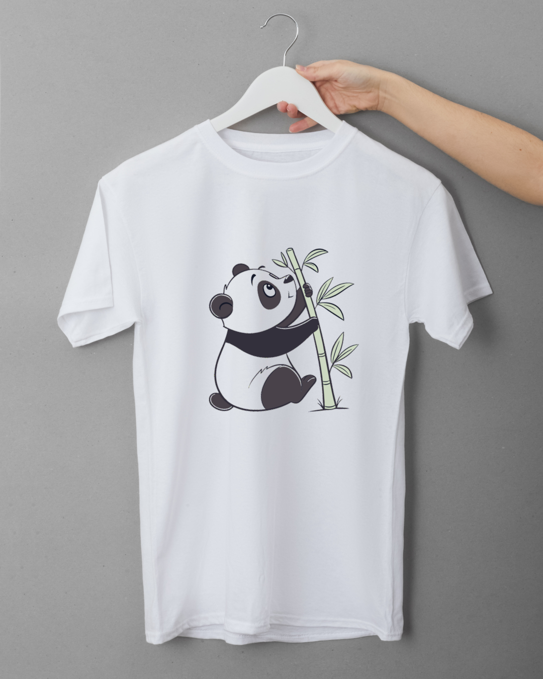 T-shirt avec un motif de panda cartoon grimpant dans un style nature μοναδικό