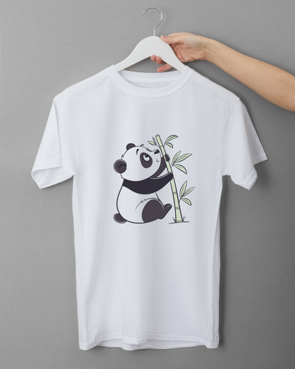T-shirt avec un motif de panda cartoon grimpant dans un style nature μοναδικό