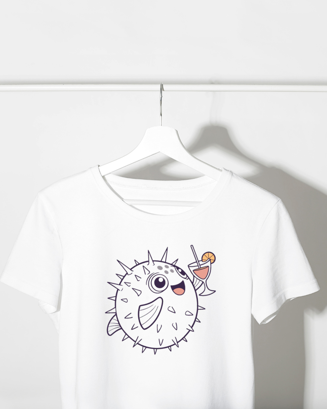 T-shirt avec dessin festif de poisson-globe dans un style océan animé vibrant